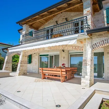 Luxury Villa In Tar With Heated Pool 别墅 *