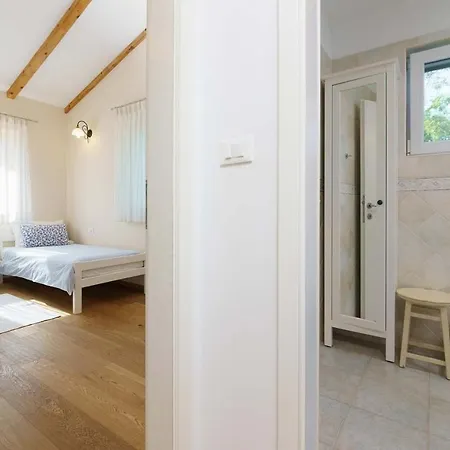 别墅 Luxury Villa In Tar With Heated Pool