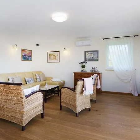 Luxury Villa In Tar With Heated Pool Tar-Vabriga