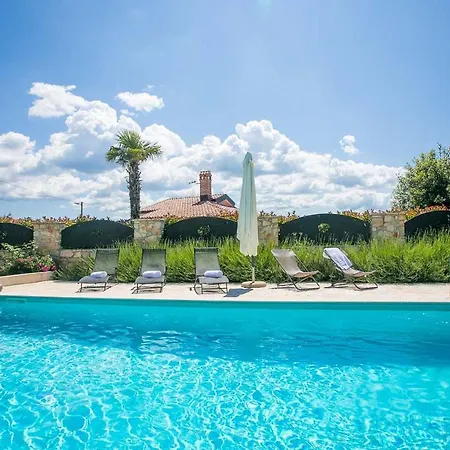 Luxury Villa In Tar With Heated Pool 别墅 *