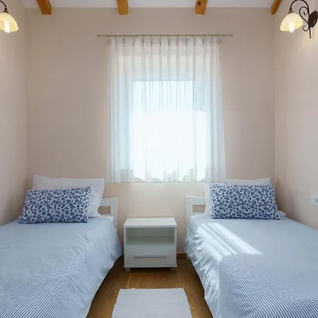 Luxury Villa In Tar With Heated Pool 别墅 *
