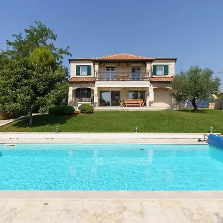 Luxury Villa In Tar With Heated Pool 别墅