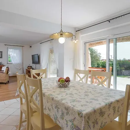 别墅 Luxury Villa In Tar With Heated Pool