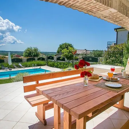 Luxury Villa In Tar With Heated Pool 别墅 *