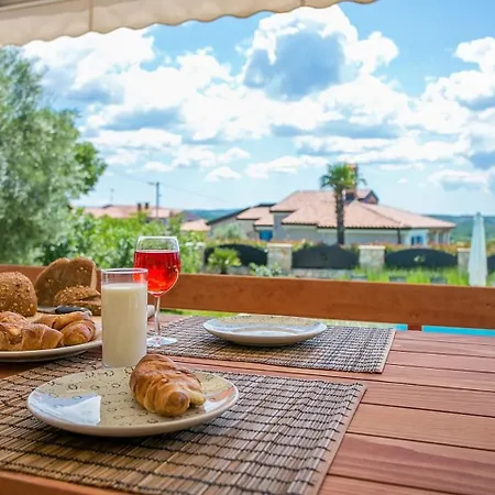 Luxury Villa In Tar With Heated Pool 别墅 *
