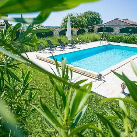 Luxury Villa In Tar With Heated Pool 别墅 *