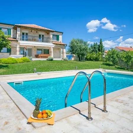 别墅 Luxury Villa In Tar With Heated Pool