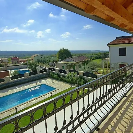 别墅 Luxury Villa In Tar With Heated Pool