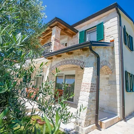 Luxury Villa In Tar With Heated Pool 别墅 *